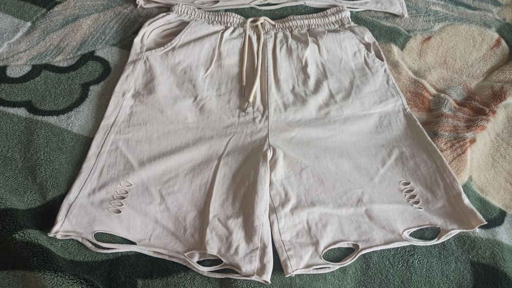 Продается комплект одежды.