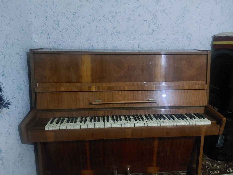 Ukraine pianino, qora rang, 2 pedalli, ajoyib holatda