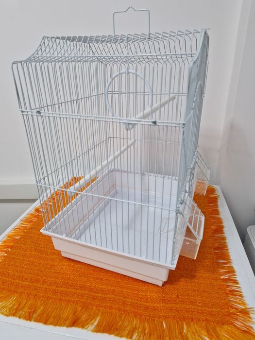 Colivie păsări cu leagăn și recipiente pentru hrană și apă