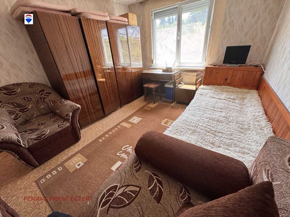 Къща на два етажа за продажба в с. Божичен