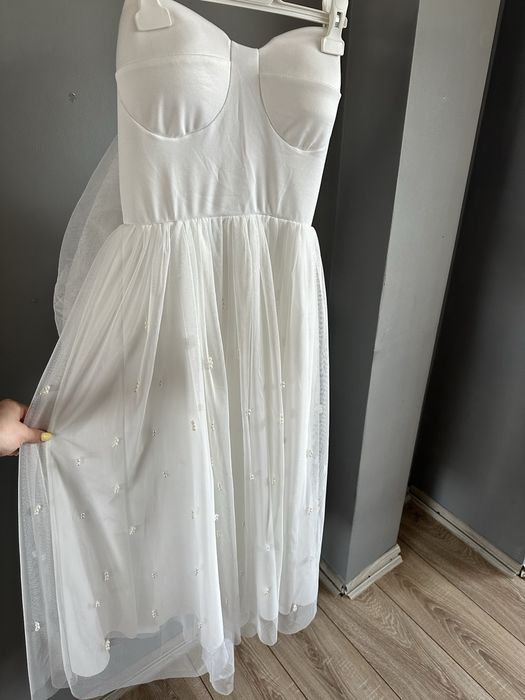 Бяла рокля с перли