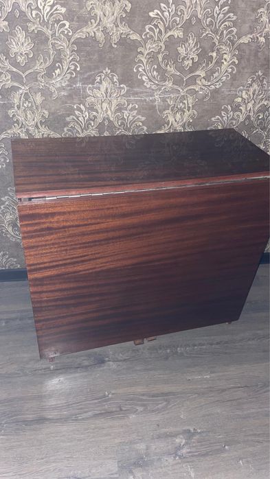 Продается кровать, стол