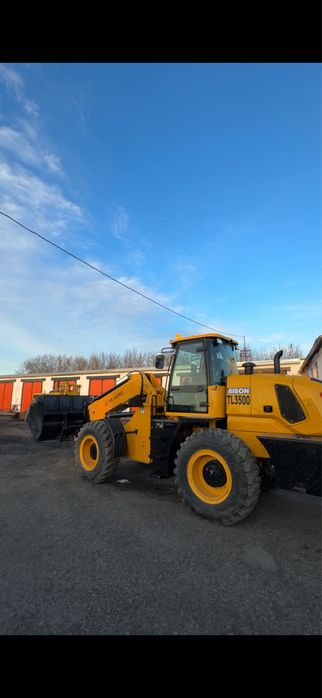 Телескопичсекий погрузчик BISON 3500кг