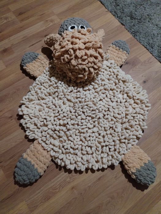 Меко ръчно изплетено килимче "Овчица"