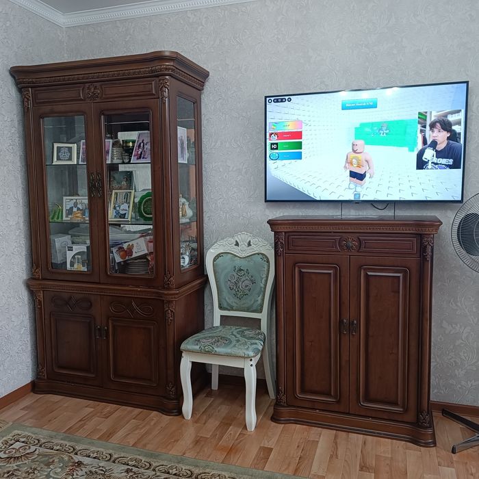 Продается мебель тумба и сервант.