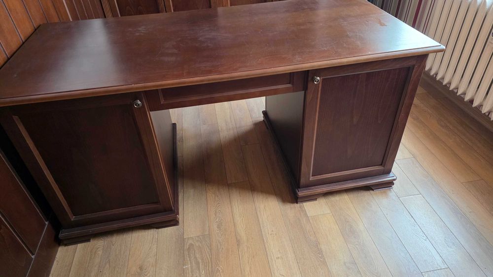 Бюро от масивна дървесина