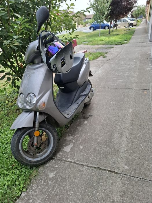 Vand scuterul yamaha