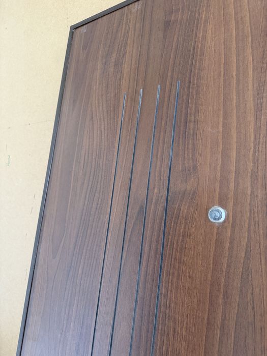 Блиндирана входна врата