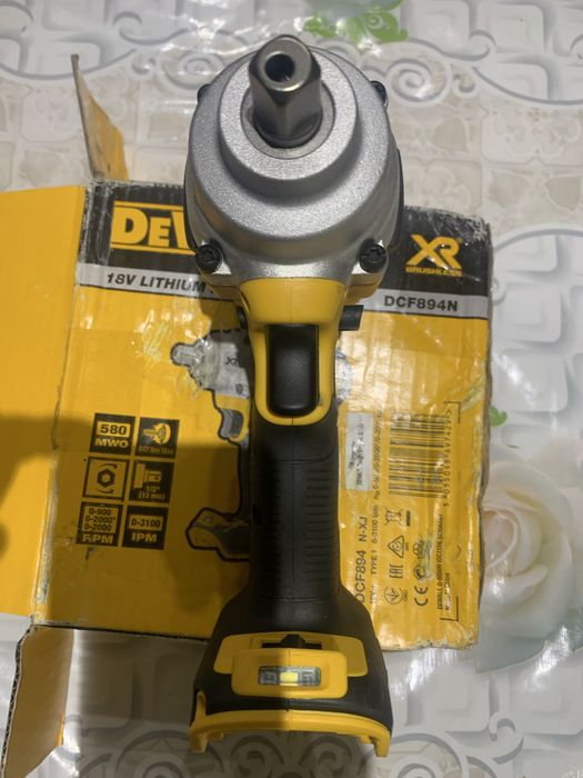 DeWALT DCF 894 /безчетков гайковерт/447Nm/