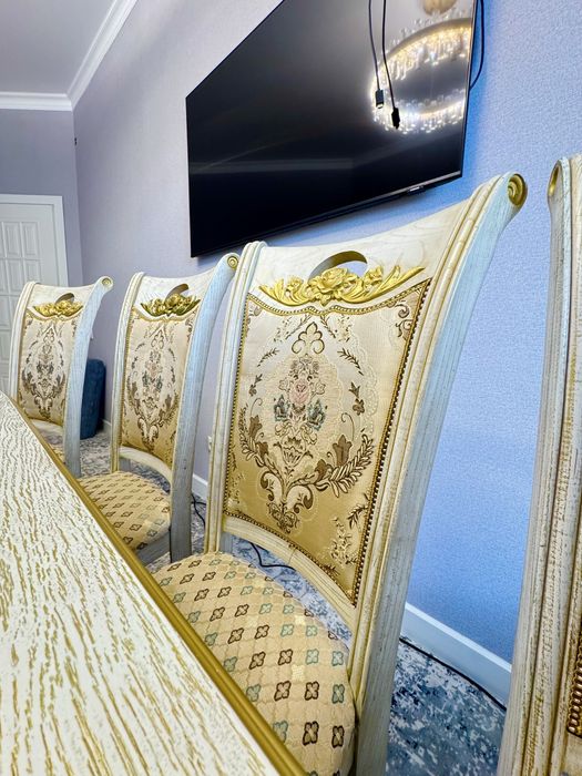 Стол 8 орындығымен сатылады