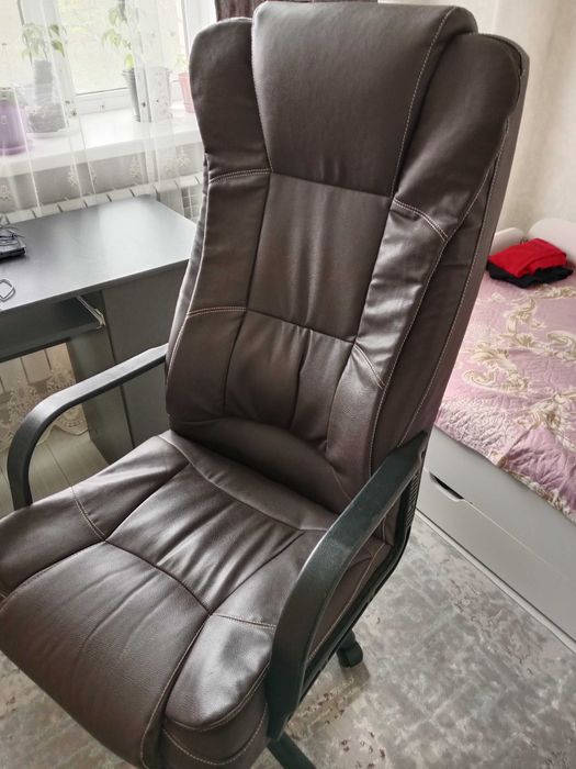 Кресло офисное, кожанное