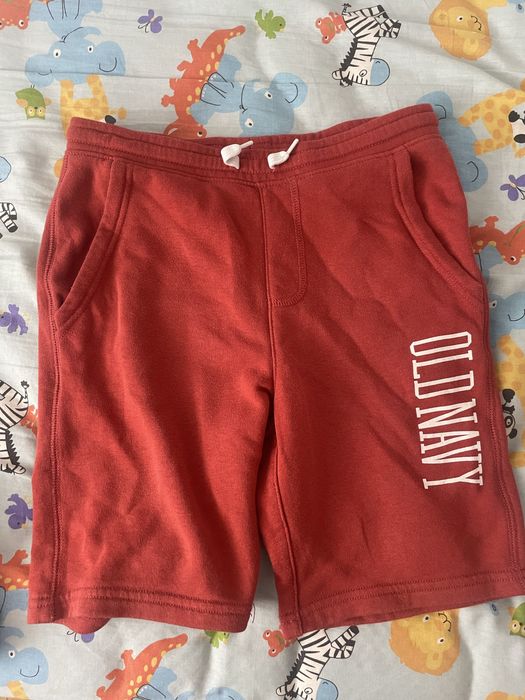 Vand 4 perechi pantaloni scurti 8-9 ani