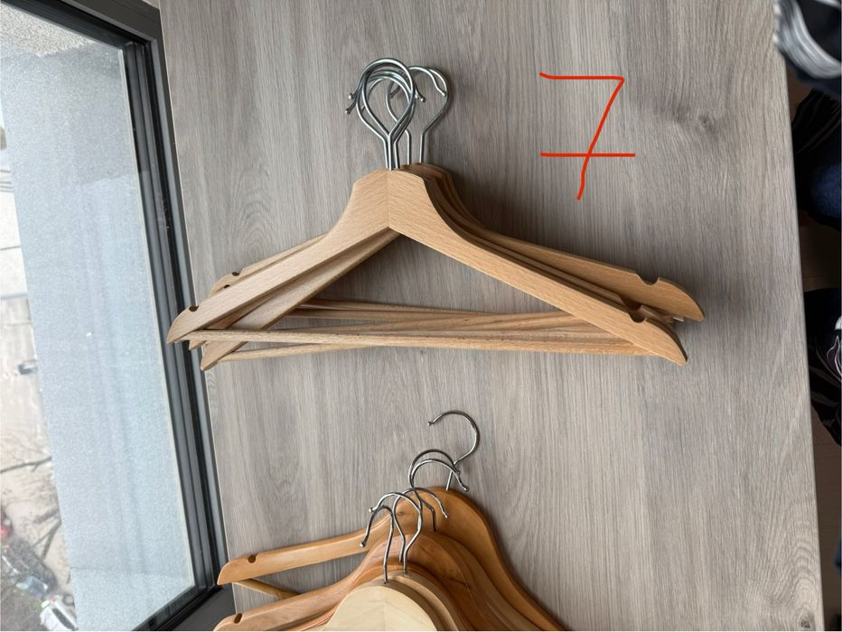 Дървени закачалки – общо 51 бр.