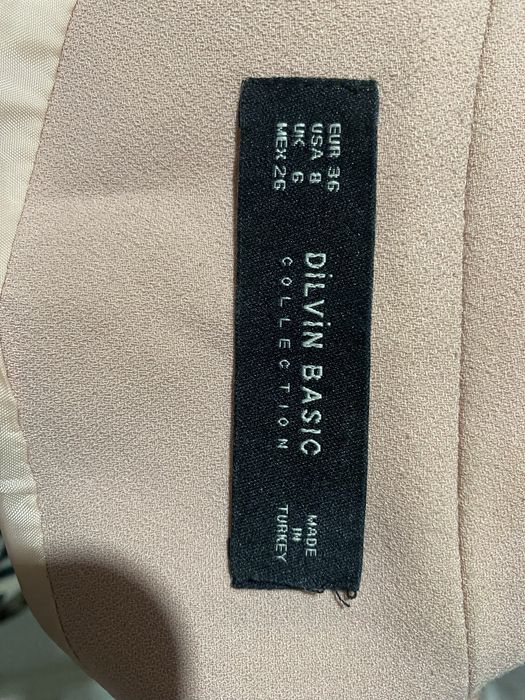 Пудровый брючный костюм