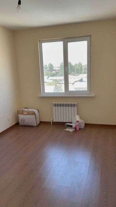 Metroni Choshtepa bekatida 3 xonali yangi qurilgan uy sotiladi