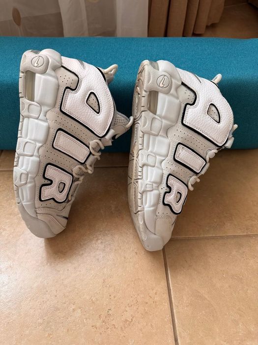 Adidasi NikeVând adidași Nike, mă apasă pe os...