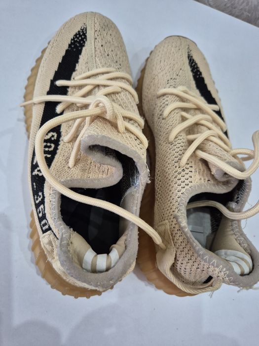 Кроссовки мужские цвет бежевый с чёрной полоской