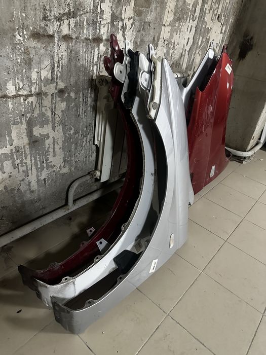 Крыло Тойота Исис. Toyota Isis