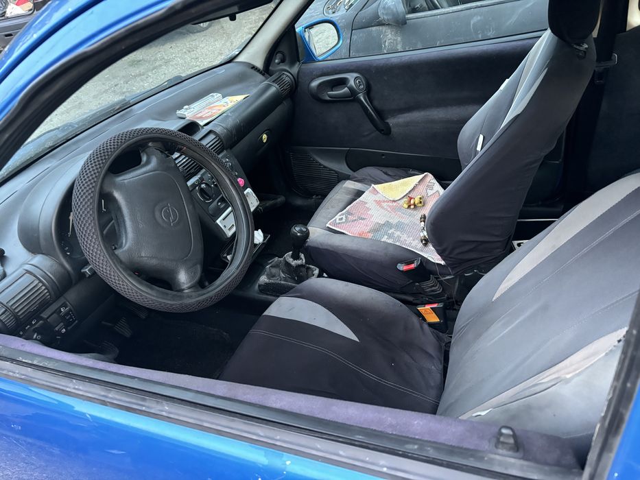 Опел корса Б 1.4 1.6 бензин на части. Може и цяла.