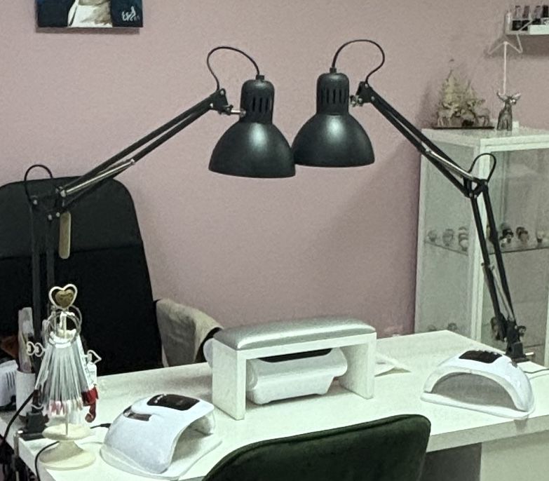 Черна лампа за бюро