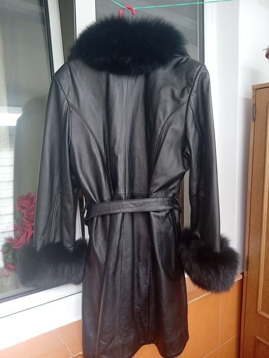 Vând  haină  piele cu blană  naturală,  mărime  ×××l!