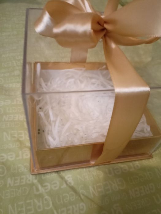 Подарочная коробка и новогодние игрушки