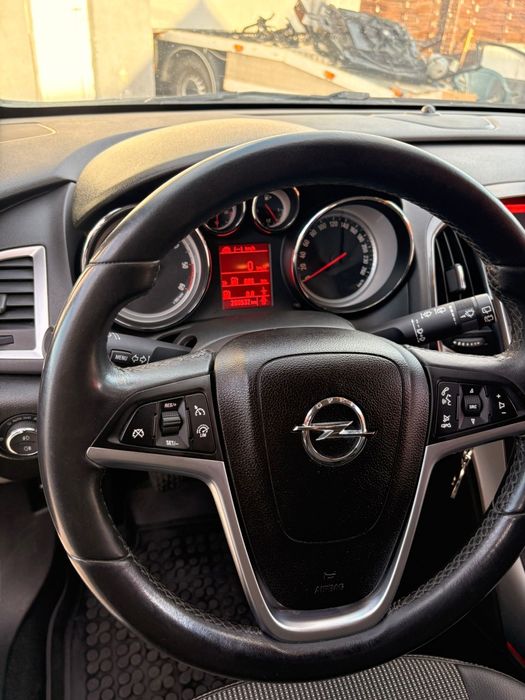 Vând  Opel astra j