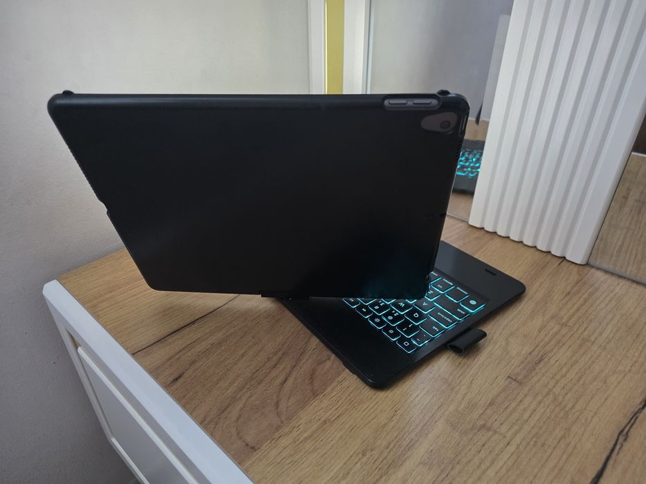 Ipad 7 32 GB LLA wifi+sim + чехол клавиатура