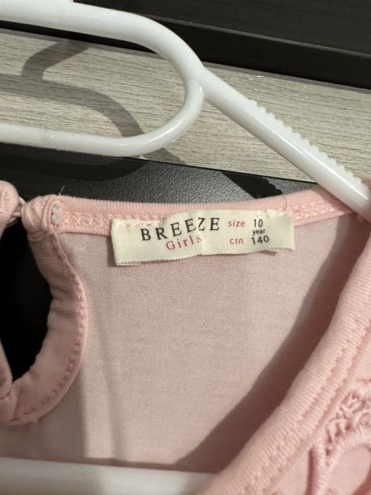 Розова рокля с дантела.