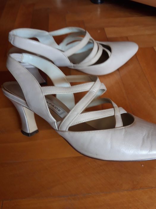 Елегантни дамски обувки марка ESCAPADE.