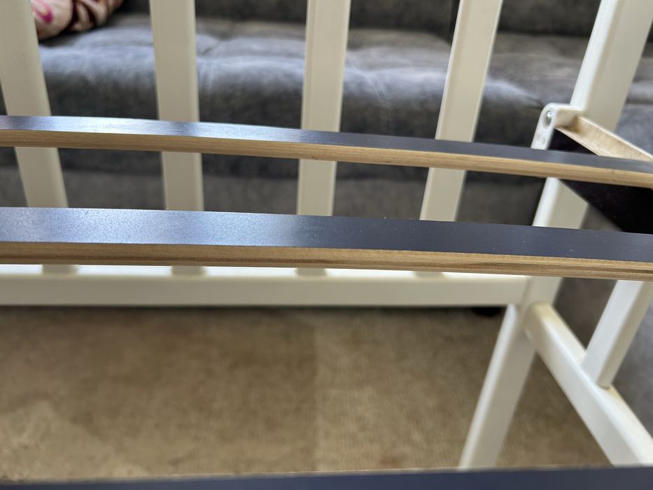 детская кроватка.