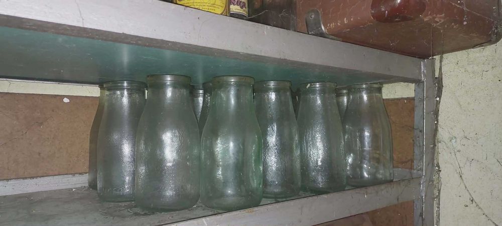 Стъклени буркани и бутилки