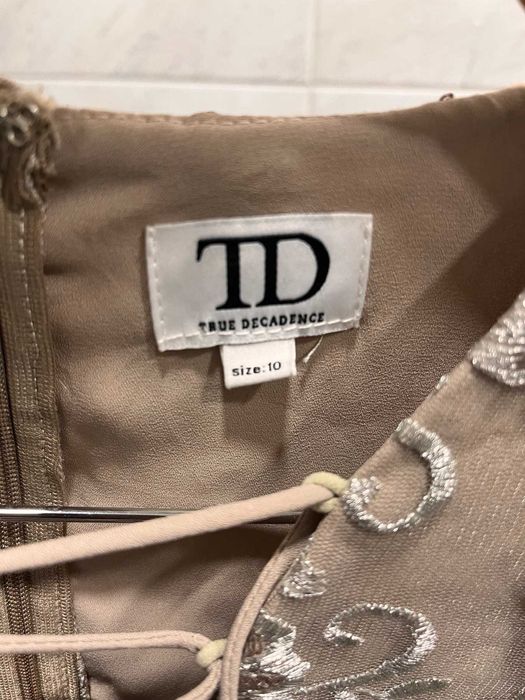 Уникално красива рокля True Decadence