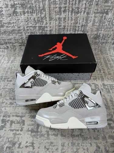 Sneakers Jordan4 Frozen Moments cu eticheta (nu Nike, Gucci, Adidas, Balenciaga)
