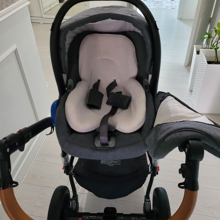 Продам универсальную  коляку