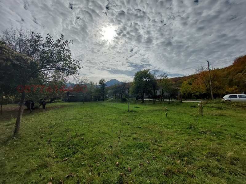 Панорамен парцел с гледка към връх Марагидик в кв. Острец