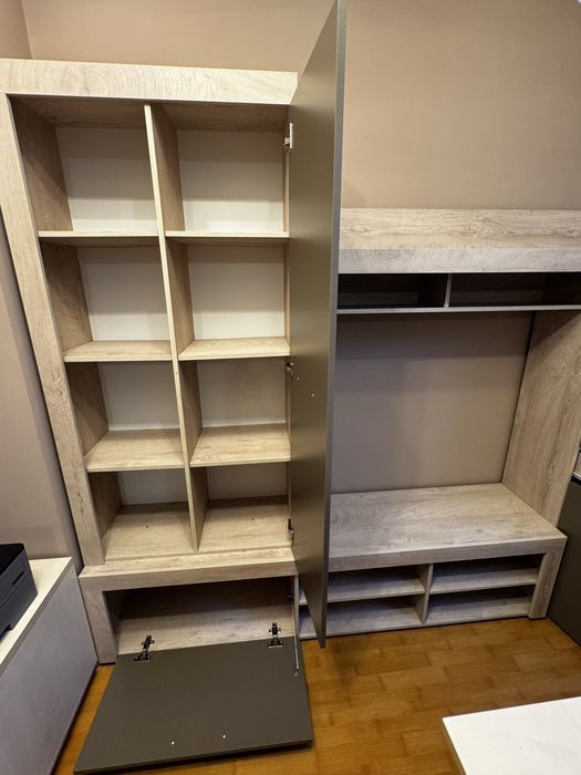Biblioteca in stare impecabila cu multe spatii pentru depozitare