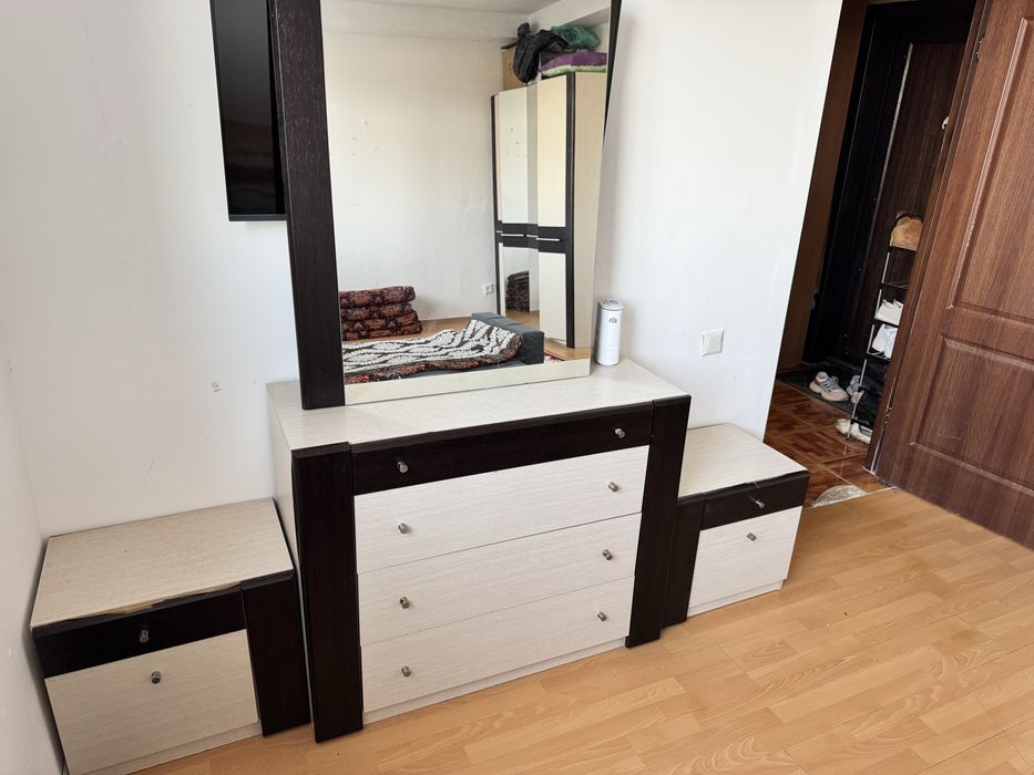 Комод с зеркалом и тумбами