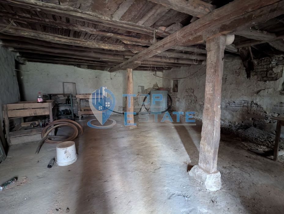 Къща с голям двор и кладенец в село Благоево, област Велико Търново