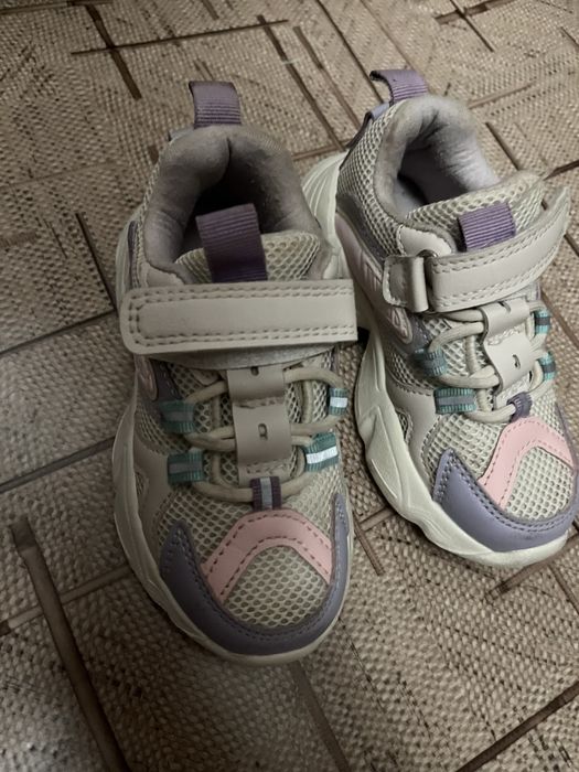 Продам кроссовки для девочки