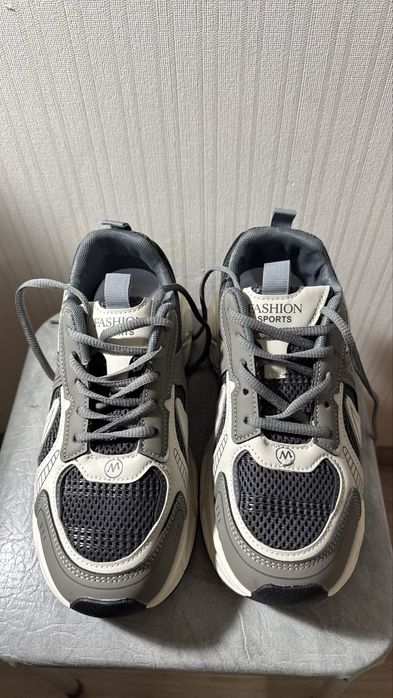 Продам кроссовки женские