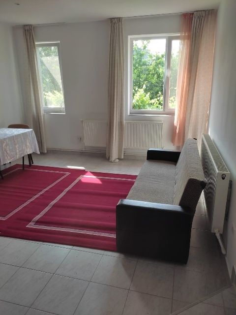 Casa .Apartament de 90mp,cu gradina,  în vila