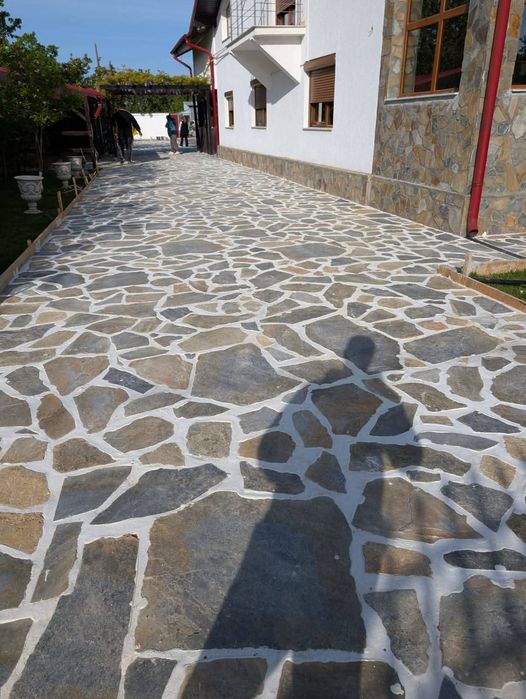 Exacutam pavaj din piatra naturala de munte rezistentă la trafic greu si intens