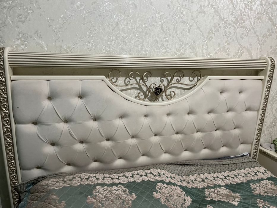 Продам двухспальную кровать 180/200