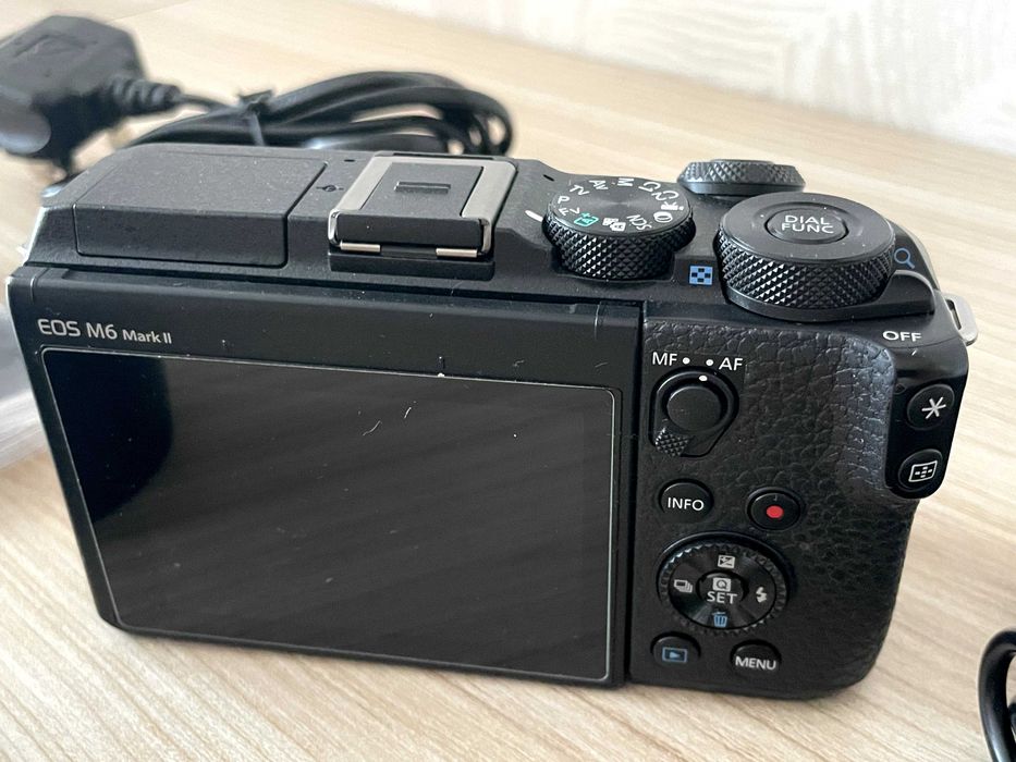 Фотоапарат Canon EOS M6 Mark II - НОВ с преходник