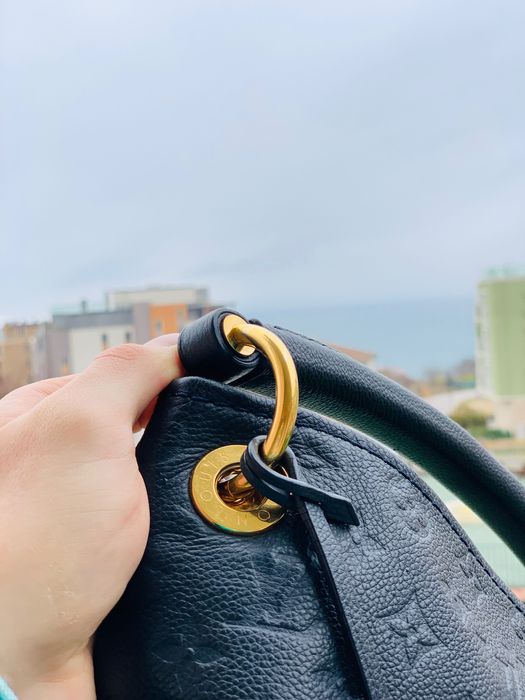 Louis Vuitton Artsy
Monogram Empreinte MM Bleu Infini