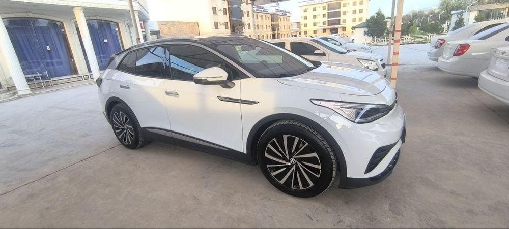 Holati zur qarab haydalgan mashina