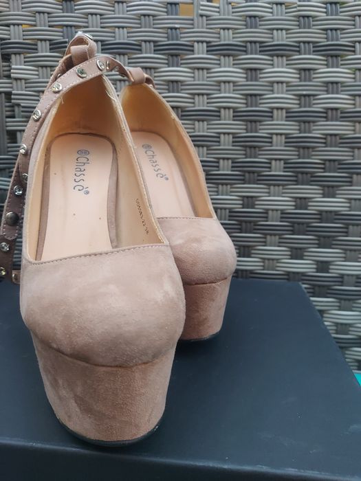 Pantofi mărimea 38 cu toc inalt.