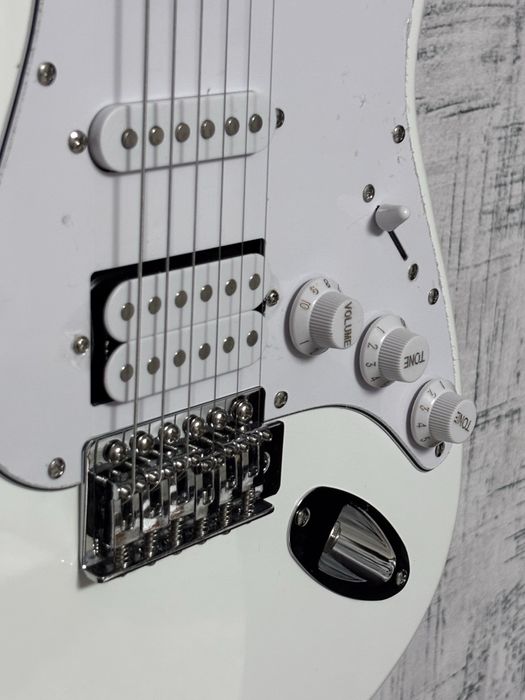 Продаю электрогитару Fender stratocaster white