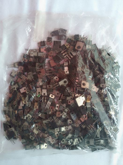 Lot de peste 400 bucăți diode si regulatoare de tensiune